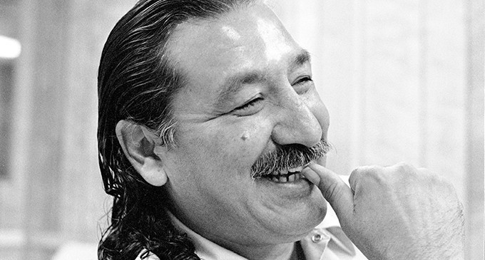 Retrato de Leonard Peltier, activista por los derechos de las personas indígenas y probablemente el preso político más antiguo de Estados Unidos.